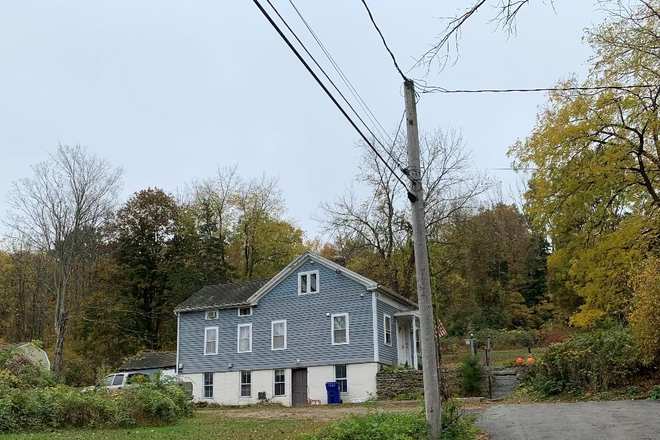 Drive up to house - 2 Rooms left!  Student Rental in Coventry House