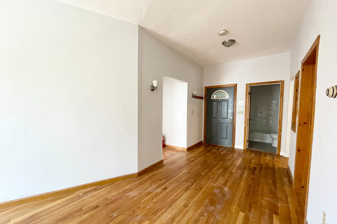 . - SPACIOUS North End 4 Bed/1 Bath w/ Laundry IN UNIT - avail 9/1!! Apartments