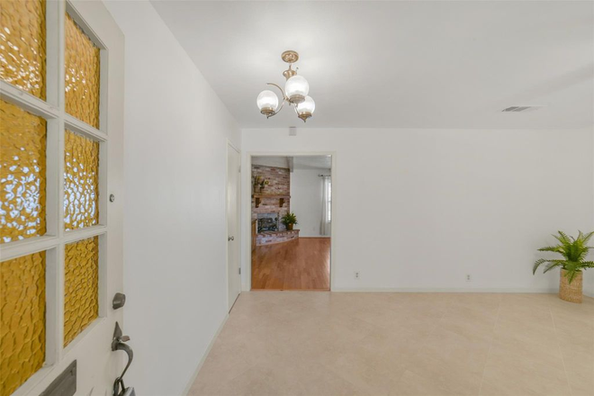 Entryway into living room - Lovely home in quiet neighborhood with easy access to Rice and the Texas Medical Center