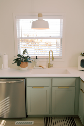 kitchen sink/ dishwasher - 2 bed 2 bath house 1.5 miles to campus
