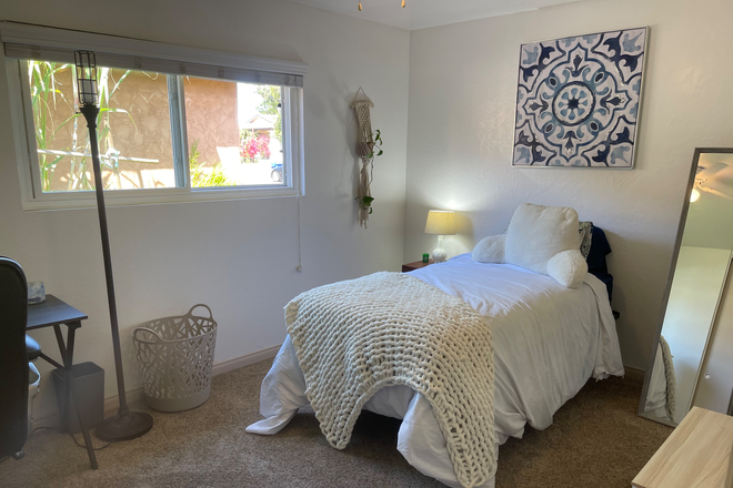 Large Bedroom Private - Cozy Furnished One Bedroom in a 3 BD 2 BA Home Centrally Located