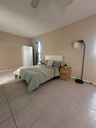 Furnished studio with full kitchen and open living space - Private Efficiency near NSU - Private Entrance - Plantation House