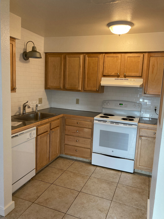 Kitchen w/ full fridge, oven and dishwasher - PRE-LEASE FOR AUGUST 1st! 3 bedroom/1bath unit close to CU campus and downtown Boulder! Apartments