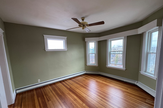 ~ - GLEAMING THREE BED ONE BATH NEAR TUFTS Apartments