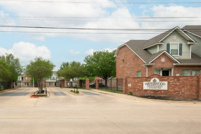 Outside gate view - Waterwood Townhomes, Tamu bus route, 10 min to campus