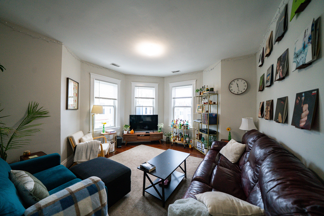 724 Parker St #3 - [9.1.2026] Top floor 5 beds /2 baths in Mission hill !! [Modern finishes / NO Broker fee]