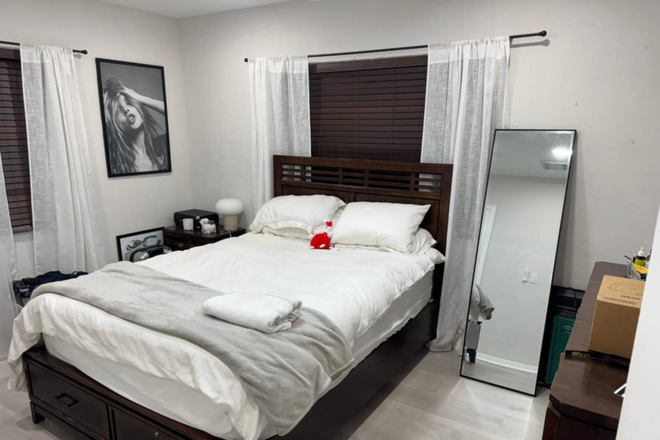 bedroom - Spacious 4-Bed Oasis – Just 1 Mile from Campus! House