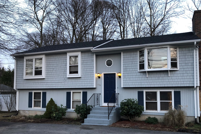 Front of home with 6 car parking - Rent by the Room Summer or Academic Year House! - Campus Edge - 239 Old North Road South