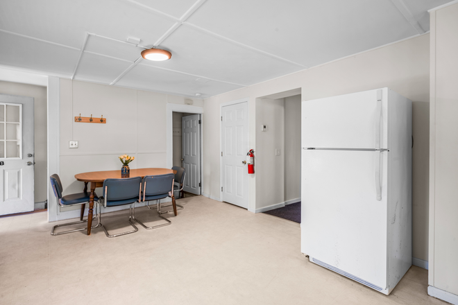 Dining Area - Spring Semester - All Inclusive Rent for $5,500 - 2 Miles from Storrs Campus Duplex