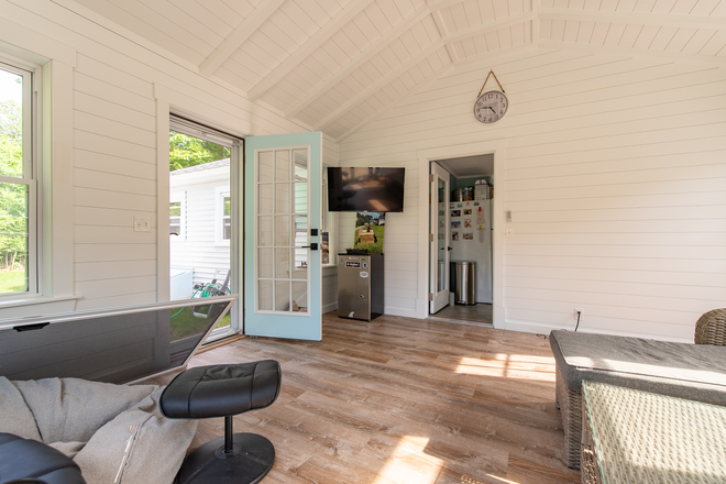 Sunroom - Available for a group of 2! 2 Bedroom available near Narragansett! House