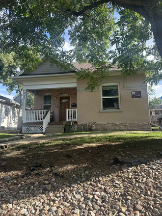 Front yard - 2 BEDROOMS AVAILABLE SPRING 2026 SUBLEASE  - House on University Ave
