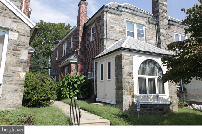 Front of House - Large house a few blocks from SJU