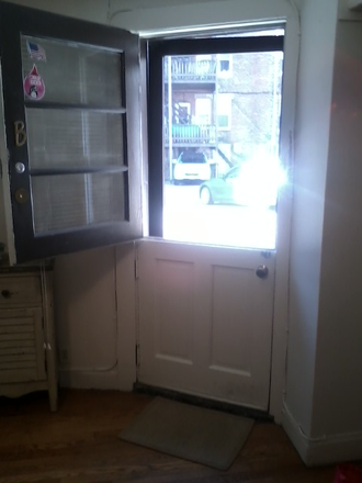 Hub Realty - Spacious one bedroom, ground level, parking available for rent Apartments