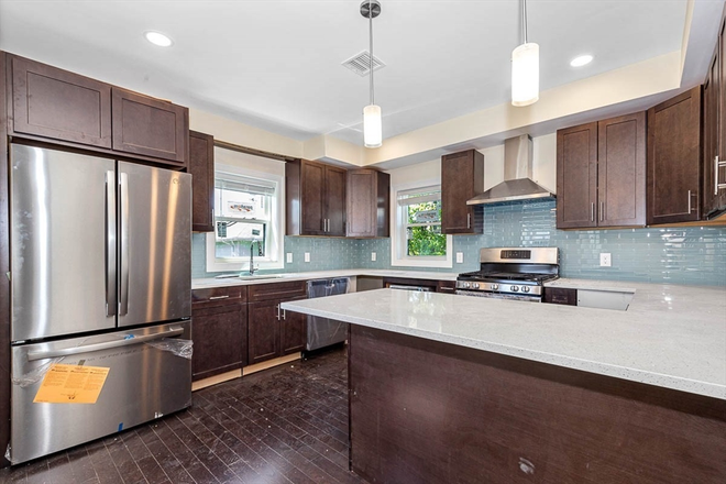 kitchen - Gorgeous 5 Bed / 5.5 Bath w/ LAUNDRY IN UNIT and PARKING! Avail. 6/1/25!! Apartments