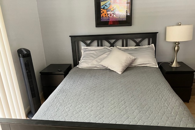 Full size bed - 2 miles from UM Gables campus
