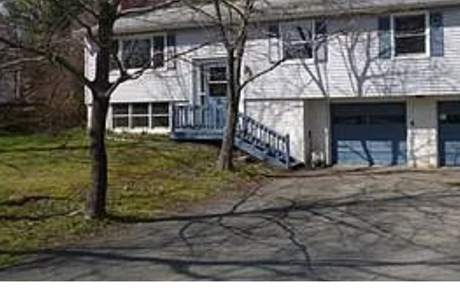Front of house - Single family house in South Amherst