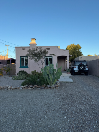 Frontyard - 1116 N 2nd Ave, Bedroom and Bathroom. (10 min walk from UA) House