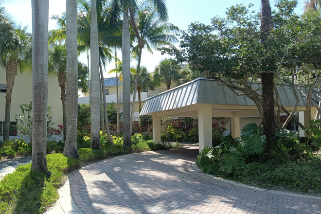 main entrance - Furnished apartment, across US-1from Dadeland Mall, 5-min. walk to Metro stations and bus term.