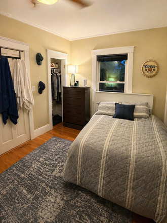 Clean, bright private bedroom in Chestnut Hill, just minutes from Boston College and the T. Renovated bathroom, quiet space, and easy access - CLEAN PRIVATE BEDROOM - WALK TO T & CAMPUS House
