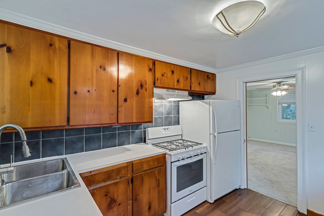 Lge Kitchen - Cute 2br/1ba home w/ large private yard