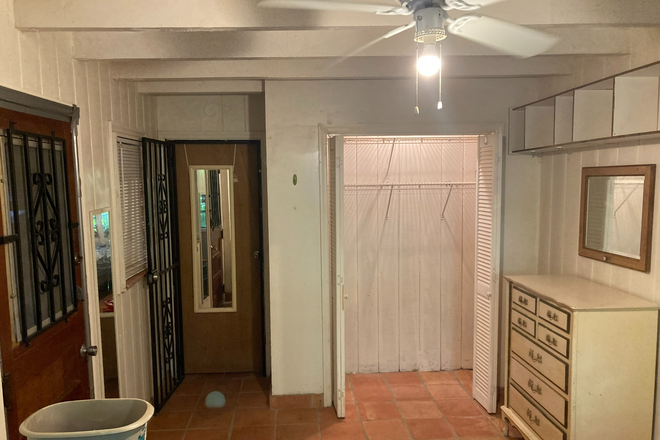 bathroom 2 - two  private ( one Bedroom )  Bath -  private homes   S. Miami - Female / Male