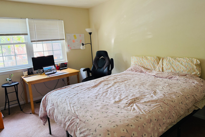 Bedroom - Summer Sublet – Master Bedroom for Female Available | Discounted Rent, No Deposit!