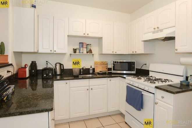 Kitchen - Brookline 4 Bed Egmont St Apartments
