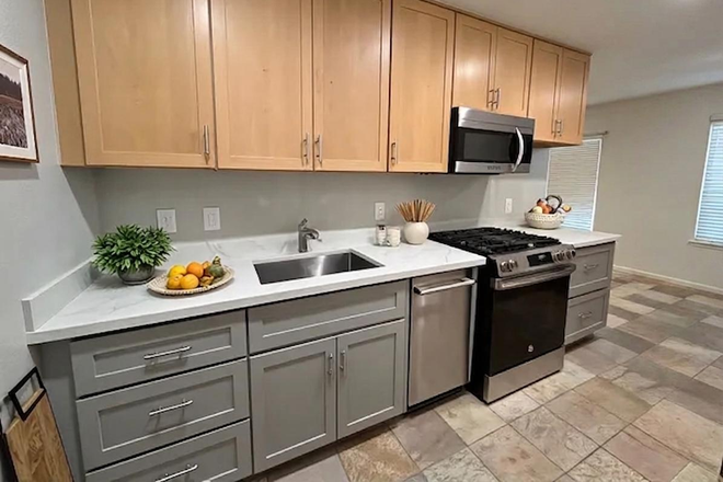Long Kitchen with beautiful quartz counters, gas stove and microwave - 💙Love this Building, Love this Location, Amazing Stuff in Cool Area!   1 mile to UC