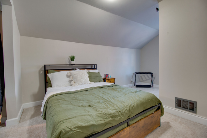 Attic bedroom $1050 - Short commute to campus / spacious rooms! House