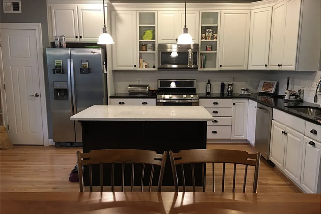 Sunny, Gourmet kitchen, granite countertops, gas range, quality appliances - Sunny, Spacious Belvedere Townhome in Quiet Leafy Neighborhood Near UVA & Downtown
