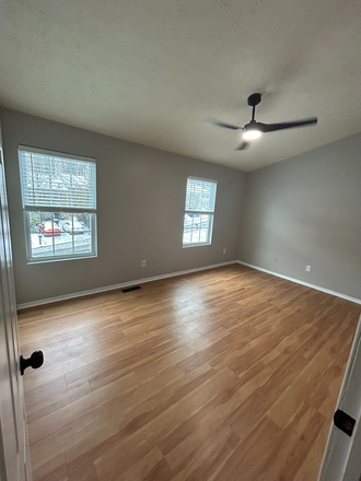 room, closet + has a shared bathroom - Townhome near KSU Campus