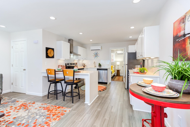 Kitchen - One Bedroom Apartment Near Campus