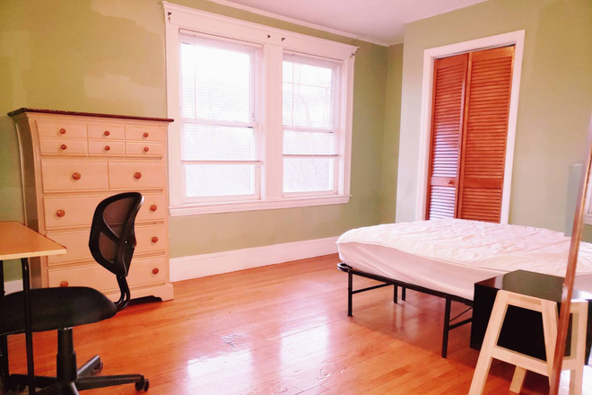 Bright bedroom furnished with full-size $975/mon for summer and $1,400/mon for 9/1, incl all utilities & WiFi at 233 Comm Ave 0.2 mile to BC - 0.2Mile to BC, C/A, Incl Utility/WiFi (Summer, Fall), Rooms 0.6Mile to BC (Now, Summer & Fall)