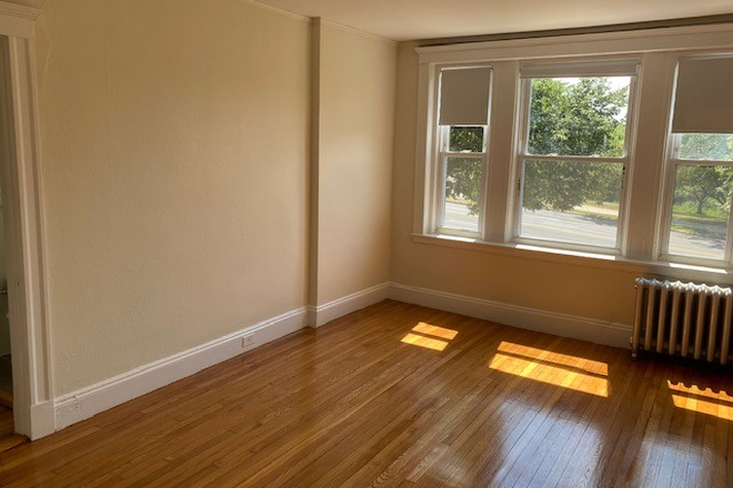 Call call or text Arezou at 617-584-7817 - Large front facing unit with eat-in kitchen!!Heat & Hot water inc.!! NO BROKER FEE!!!! Apartments