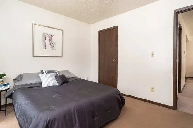 Bedroom - Close to Campus Apartments