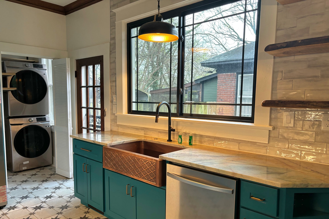 light/bright kitchen - Updated 3/2 in sought after,Cooper-Young Neighborhood- good vibes House