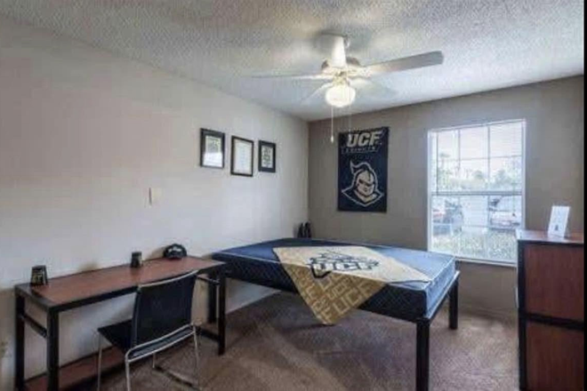 Bedroom Furnished - Knights Circle 4x4 Summer Apartment Sublet