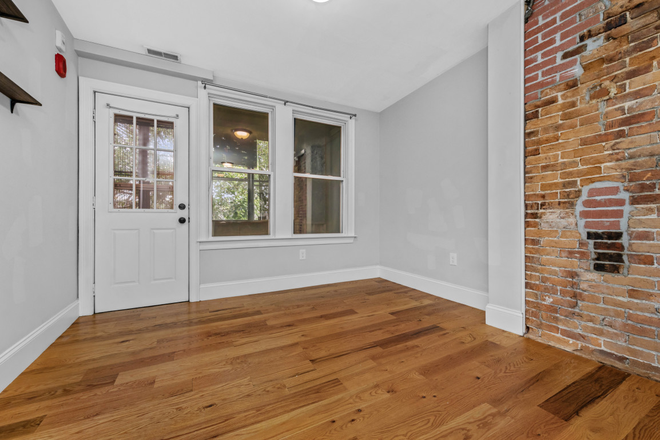 Call NOW for showings! 617-236-8600 - BREMEN ST - RENOVATED 3BR/1BA IN JEFFRIES PT NEAR BLUE LINE MBTA FOR *9/1/2026* W/ IN UNIT LNDRY, DW Apartments