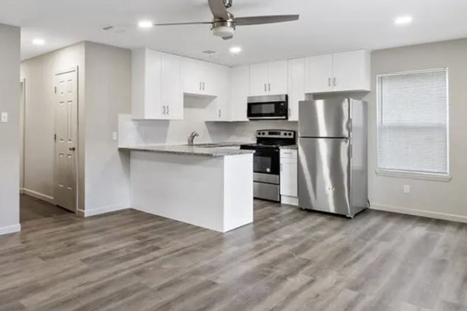 kitchen and living room space - Apartment close to campus