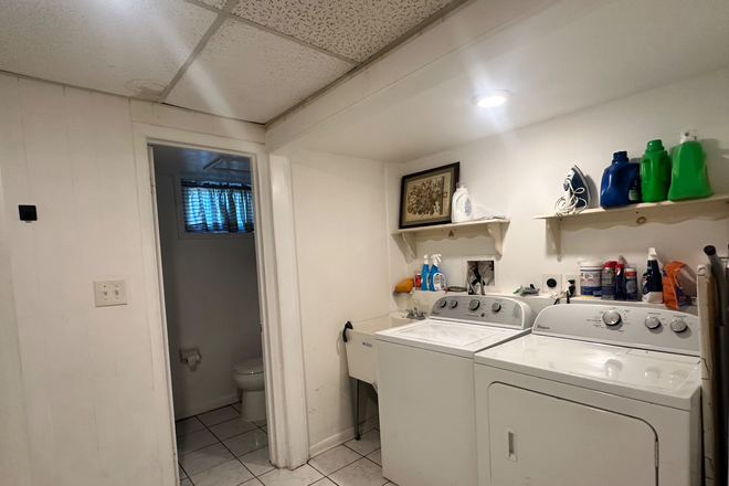 Laundry - Walkable!  Super close to Campus and shopping House