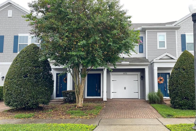 Front Door - Townhouse 10 mins from UCF- very quiet and safe neighborhood