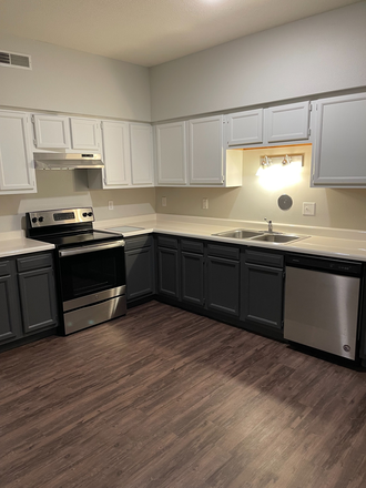 Kitchen - Three, Four, and Five Bedrooms Next To The Pentacrest Apartments