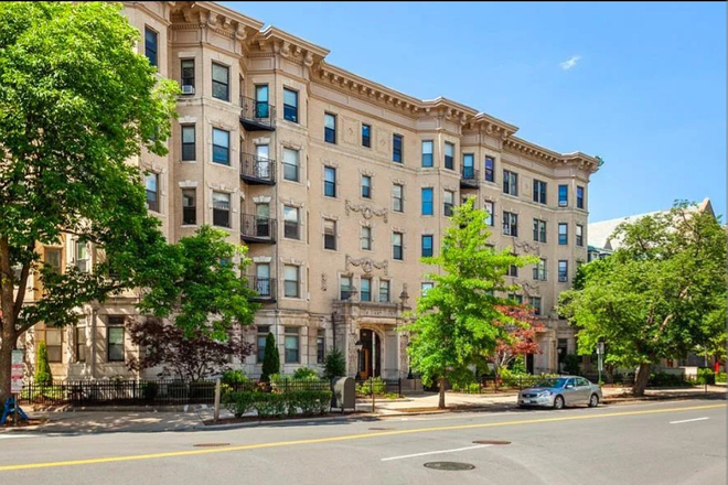 A - Beautiful studio right by Berklee, Fenway Schools and close to Pru and Newbury