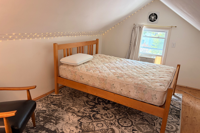 Your private bedroom - Private suite in a shared home-Linden Ln-Princeton