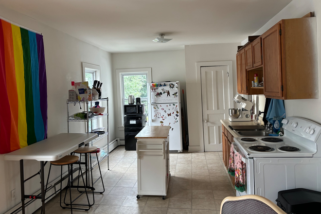 kitchen - Apartment close to campus, 2 housemates needed (preferably students, no cis men please)