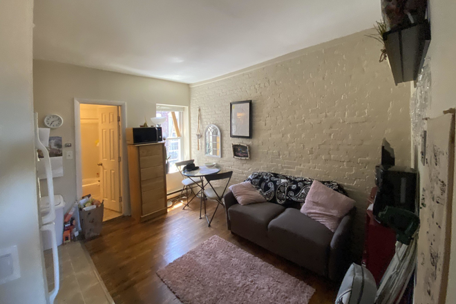 LIVING - NO BROKER FEE! 2 BED ON THE GREEN LINE! 9/1/26!