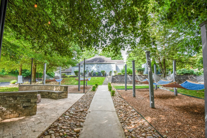 Hammock Garden - University Park, Top floor apartment close to campus