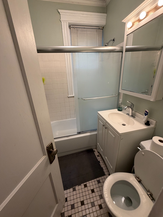 Bathroom - 1 Bed avaiilable in 2bd/1bath Apt