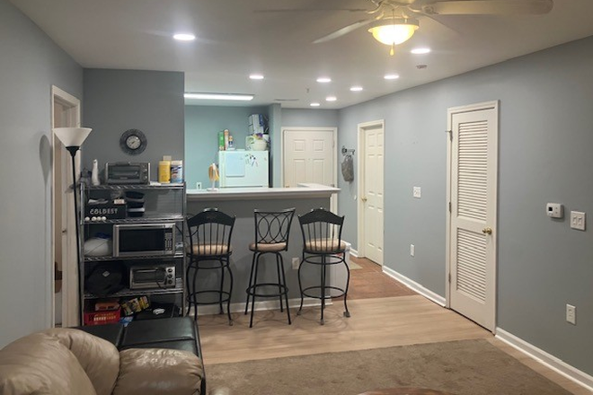 Living space - University Village - 4 bed/bath; rooms available Jan 2026 (guys only) Condo