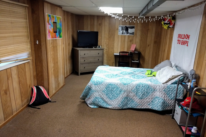 XX-Large lower East BR $625 - XXL BR available $625/m House